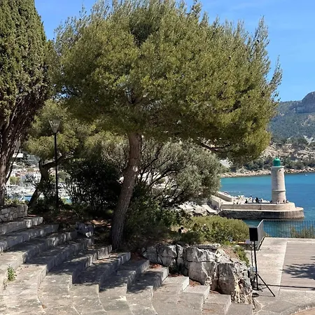 Et Ses Merveilleuses Calanques 卡西斯
