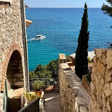 Et Ses Merveilleuses Calanques 卡西斯